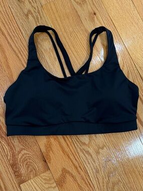 Lululemon Black Women's Strappy Sports Bra - size Medium